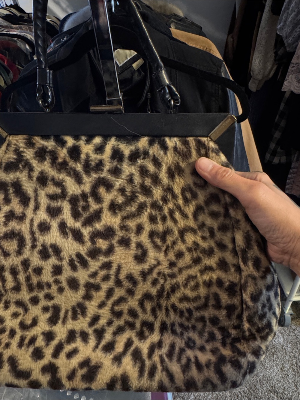 Vintage handbag faux fur cheetah leopard print. Top handle and clasp closure - Picture 4 of 6